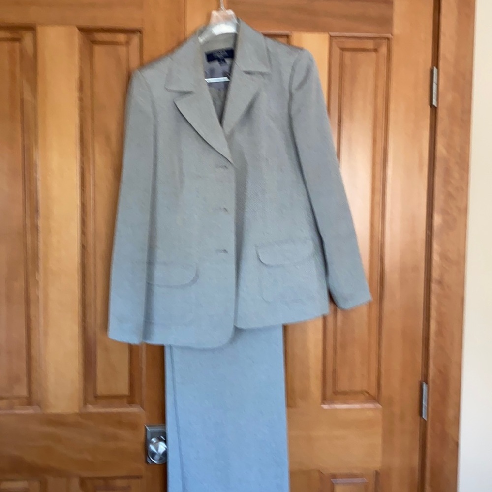Jones wear two piece pants suit